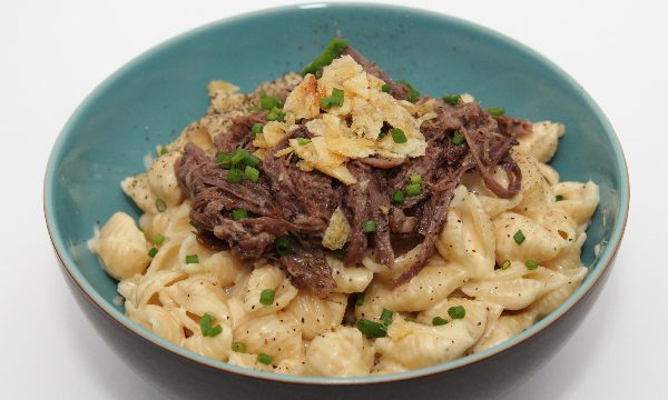 30-Minute Pot Roast Mac'n'Cheese with Kettle Chip and Chive Crumble | Disney-inspired | pasta recipes | BearandBugEats.com