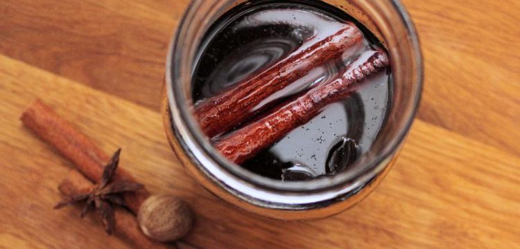 This Fall Spice Syrup recipe is what your autumn coffee needs! Make the base recipe, or take it all the way to Pumpkin Spice Syrup! | fall recipes | drink recipes | coffee recipes | BearandBugEats.com