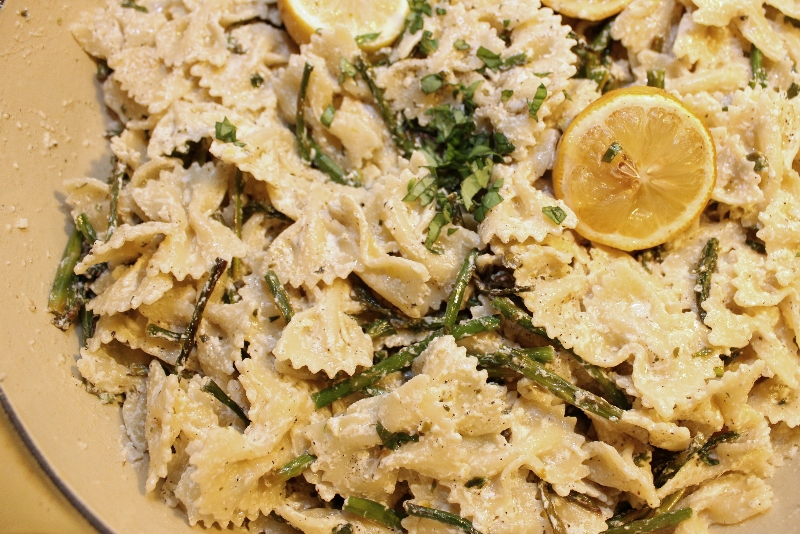 Charred Asparagus and Goat Cheese Pasta with Lemon! Pairs perfectly with light, crisp New Zealand Sauvignon Blanc | pasta recipes | healthy recipes | BearandBugEats.com