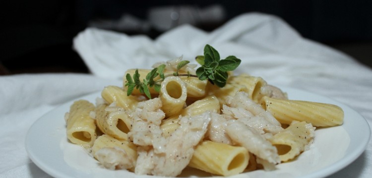 Dover Sole Scampi! This is a simple pasta dish with flaky white fish and buttery lemon and white wine sauce | pasta recipes | Italian recipes | BearandBugEats.com