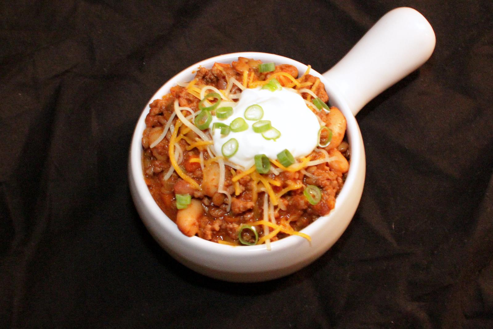 Healthy Turkey Chili packed with flavor and good-for-you ingredients! | BearandBugEats.com