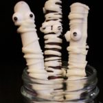 Chocolate Pretzel Mummies! 3 ingredients, 15 minutes, one adorable dessert! | BearandBugEats.com