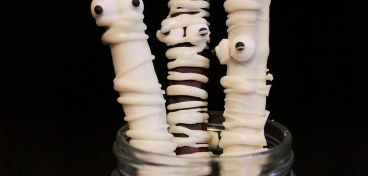 Chocolate Pretzel Mummies! 3 ingredients, 15 minutes, one adorable dessert! | BearandBugEats.com