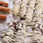 Chocolate Pretzel Mummies! 3 ingredients, 15 minutes, one adorable dessert! | BearandBugEats.com