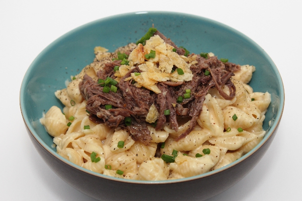 30-Minute Pot Roast Mac'n'Cheese with Kettle Chip and Chive Crumble | Disney-inspired | pasta recipes | BearandBugEats.com
