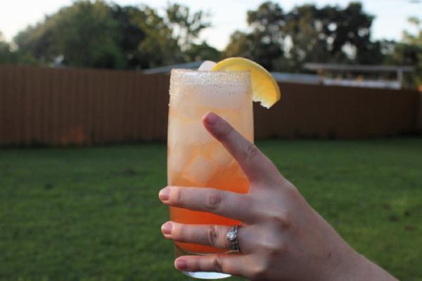 Honey Ginger White Peach Bourbon Fizz! This cocktail recipe will bring a cool, refreshing flavor to your last summer gatherings. | cocktail recipes | summer recipes | fall recipes | BearandBugEats.com