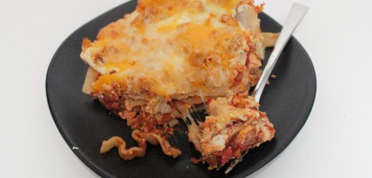 Buffalo Chicken Lasagna is a perfect fall dish! A straightforward recipe that's great for game night or any time! | game day recipes | lasagna recipes | BearandBugEats.com
