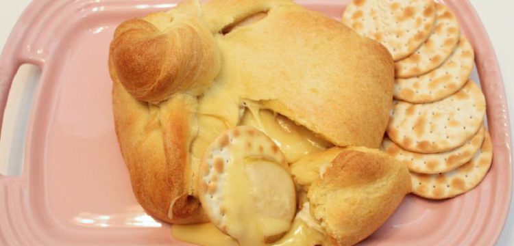 Baked Brie with Pears is a great dish to share! 3 ingredients, less than 30 minutes, 100% delicious! | holiday recipes | pear recipes | appetizer recipes | #FabulousFallBounty | BearandBugEats.com