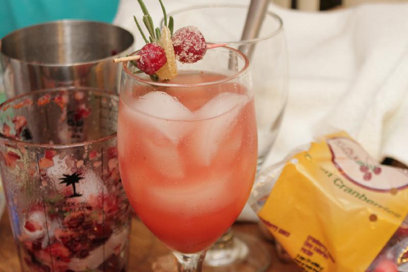 Meet the Pear Holly Cocktail! Tart cranberries meet sparkling rosé in a simple, delicious drink for your next holiday party! | cocktail recipes | #cranberryweek | BearandBugEats.com