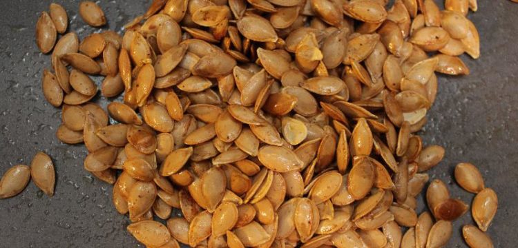 Savory Roasted Squash Seeds are a super easy, super fun snack recipe, perfect for fall! Toss with your favorite spice blend. | squash recipes | snack recipes | fall recipes | BearandBugEats.com
