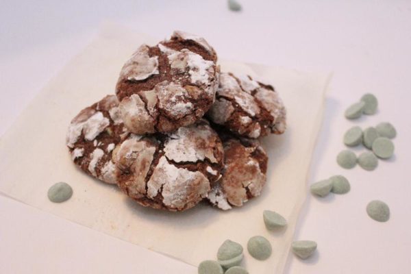 Thin Mint Crinkle Cookies are fun and delicious for anytime, but especially the holidays! | #ChristmasCookies week | BearandBugEats.com